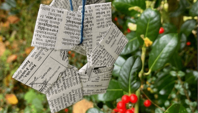 Papiersternanhänger an einem Busch