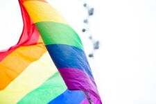 Regenbogenfahne wird geschwenkt