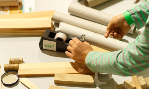 Foto zeigt Holzteile, die zusammengebastelt werden