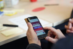 Smartphone zeigt die App des Hamburger Verkehrsverbundes
