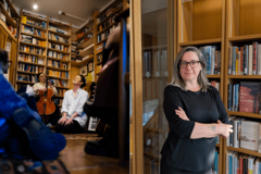 Ein zweiteiliges Bild: auf der linken Seite sind Musiker*innen und Zuhörer*innen in einer Bibliothek zu sehen - auf der rechten Seite eine Bibliothekarin, die vor einem Regal steht.