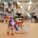 Schneekugel mit zwei Figuren aus Bügelperlen