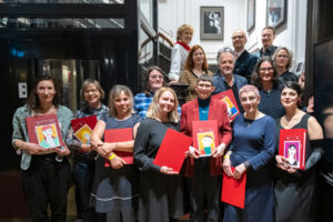 buntes Gruppenfoto mit Menschen, die stolz ihren Preis zeigen