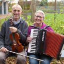 zwei Personen mit Musikinstrumenten
