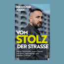 Buchcover "Vom Stolz der Straße" zeigt Mashood Khan vor einem Hochhaus.