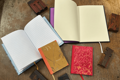 Verschiedene Bücher und Holzbuchstaben ausgebreitet