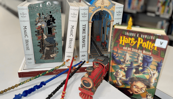Book Nooks, Zauberstäbe, gebastelter Zug und Harry Potter Buch im Zauber Thema
