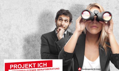 Mann und Frau mit Fernglas, Schriftzug Lebensbegleitende Berufsberatung