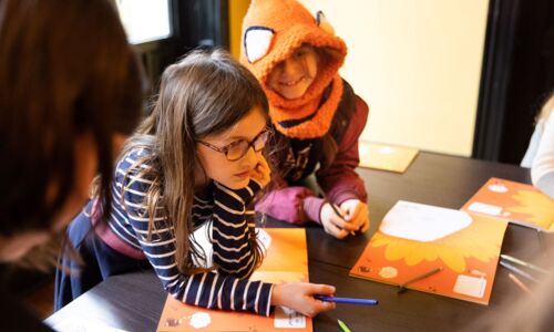 zwei Kinder mit Büchern