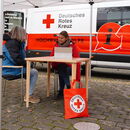 Foto mit zwei Personen an einem Infostand des Deutschen Roten Kreuzes, Kreisverband Hamburg-Eimsbüttel e.V.