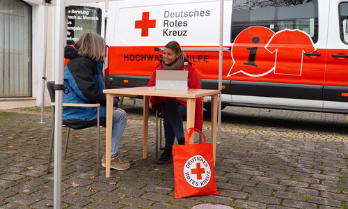 Foto mit zwei Personen an einem Infostand des Deutschen Roten Kreuzes, Kreisverband Hamburg-Eimsbüttel e.V.