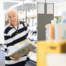 ältere Dame stöbert in der Bücherhalle