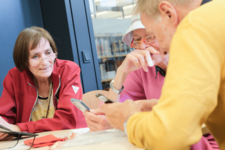 Silber & Smart Workshop wo Person Dinge am Handy erklärt bekommt