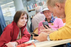 Silber & Smart Workshop wo Person Dinge am Handy erklärt bekommt