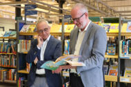 Zwei Beschäftigte der Körber-Stiftung betrachten ein Buch
