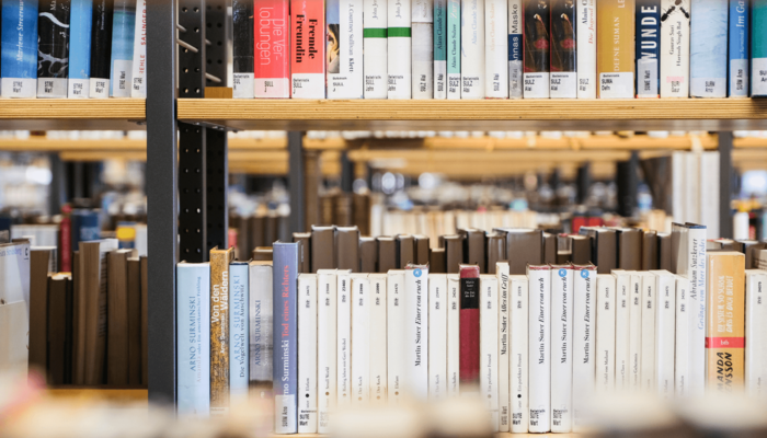Nahaufnahme Bücherregal