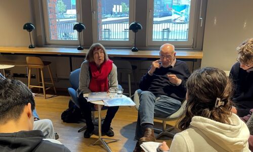 Junge und ältere Menschen diskutieren