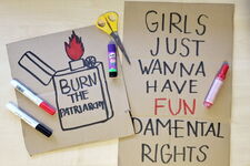 Internationaler Frauentag Demo-Schilder