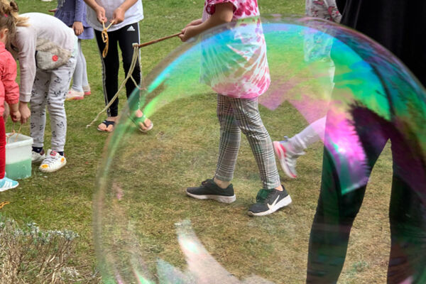 Kinder machen große Seifenblasen
