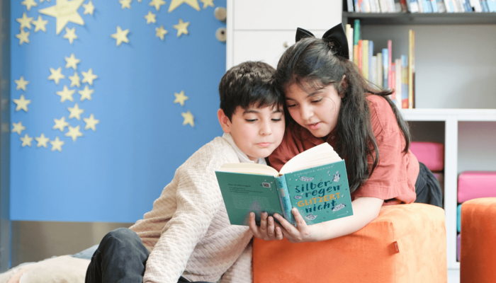 Zwei Kinder lesen in Buch