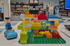 Foto von einem Haus aus Duplo-Steinen