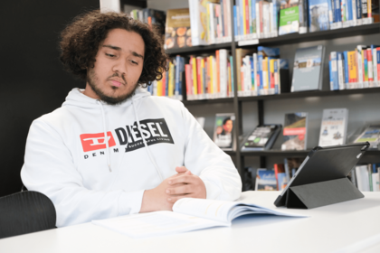 Jugendlicher lernt und arbeitet in der Bücherhalle