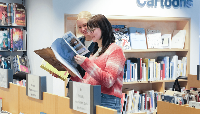 zwei Frauen stöbern bei den Comics in der Zentralbibliothek