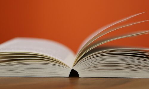 Buch aufgeschlagen