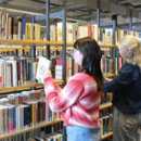 Zwei Personen stöbern Bücher in der Zentralbibliothek