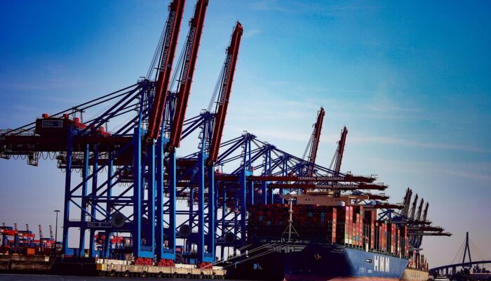 Schiff vor Containerbrücken im Hamburger Hafen