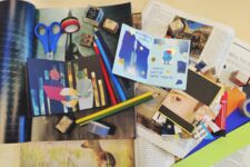 Zeitschriften, Stifte und Schere zum Gestalten von Zines
