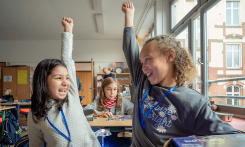 Zwei Schulkinder im Klassenraum