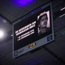 Anzeigetafel im Stadion mit Bild und Lebensdaten von Ramazan Avci
