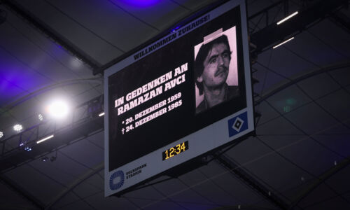 Anzeigetafel im Stadion mit Bild und Lebensdaten von Ramazan Avci