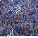 20251105-ausstellung-der-einfluss-von-rechts-auf-die-hsv-fanszene blau-weiße Fußballfans im Stadion