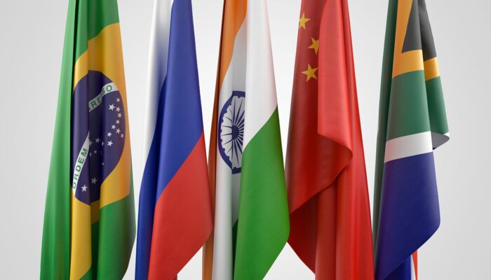 Die Flaggen der ursprünglichen Gründungsmitglieder der BRICS-Staaten: Brasilien, Russland, Indien, China und Südafrika.