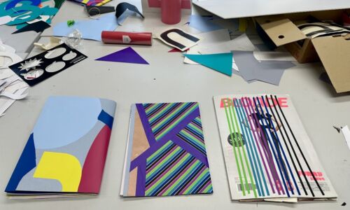 Basteltisch mit verschiedenen Papieren und Pappen