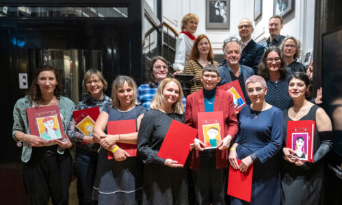 buntes Gruppenfoto mit Menschen, die stolz ihren Preis zeigen