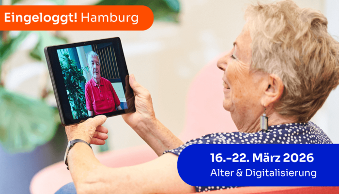 Ältere Person am Tablet