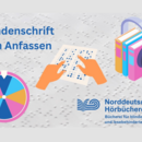 Auf einem Blatt mit Blindenschrift befindet sich ein blauer Text "Blindenschrift zum Anfassen" neben drei Bildern, die ein Buch, ein Glücksrat und eine Blatt mit Blindenschrift darstellen..