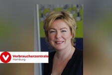 Frau (Doris Kappes) und das Logo der Verbraucherzentrale.