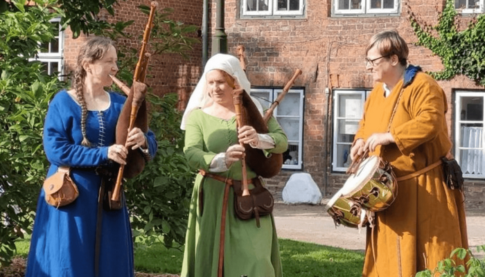 Musikgruppe TriScurria, drei Frauen mit mittelalterlichen Instrumenten