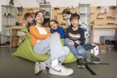 Gruppe von Kindern auf Beanbags in einem Labor