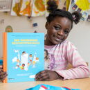 Mädchen mit Buch in Schule
