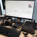 Computer Kabel und Tastatur auf Schreibtisch