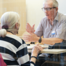 Silber & Smart Workshop wo Person Dinge am Handy erklärt bekommt