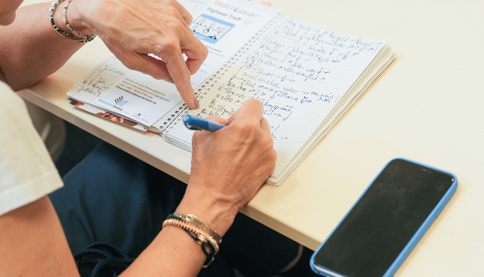Person bei Workshop Silber & Smart notiert in ein Heft