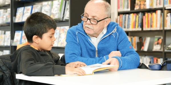 Zwei Frauen mit einem Buch