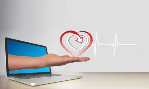 Laptop aus dem ein Herz herausgereicht wird