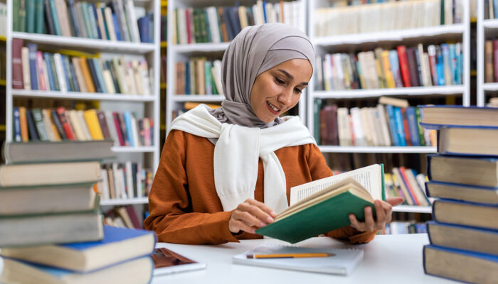 Muslima, Hijab, Niqab, Lesende, Studierende, Frau, Bücher